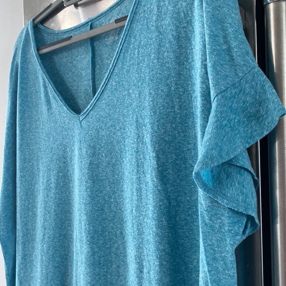 Lane Bryant V-neck T-shirt with flutter sleeves size 22/24 - Picture 2 of 4